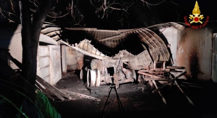 Foto incendio trattore Latiano (1)