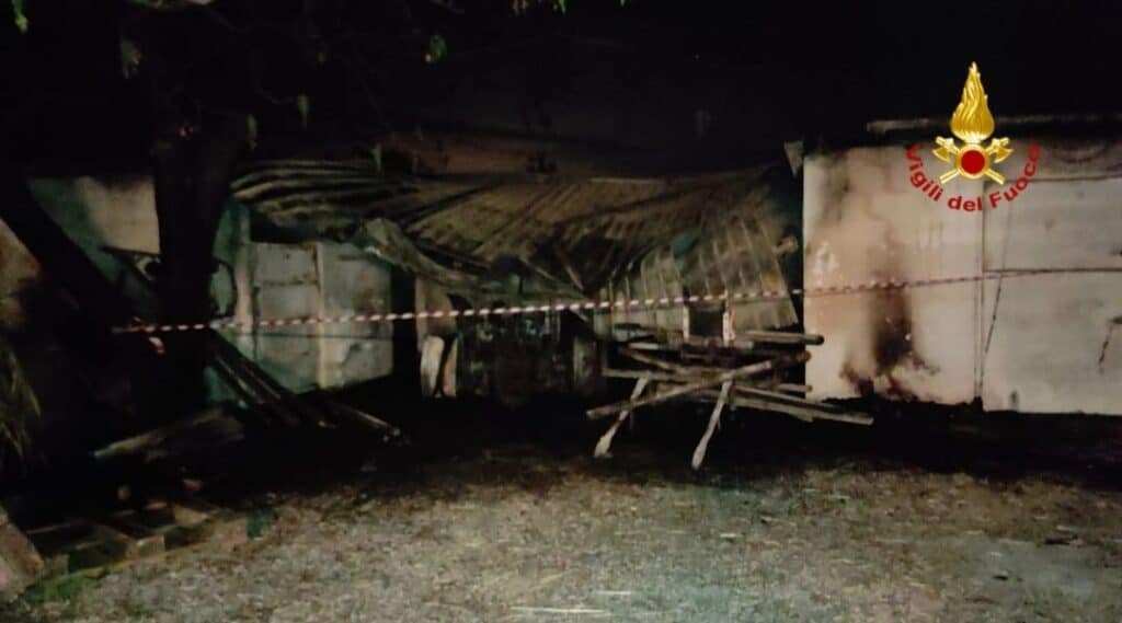Foto incendio trattore Latiano (2)