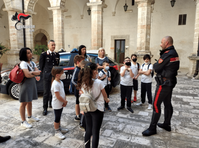 Studenti e carabinieri a Monopoli
