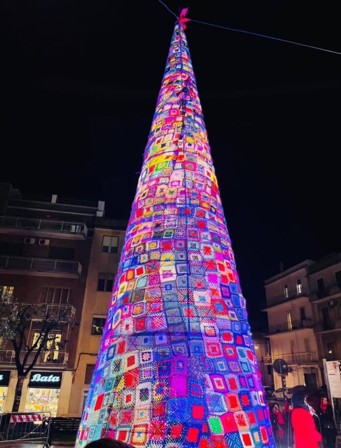 Foto dell'albero di Natale all'uncinetto Ostuni