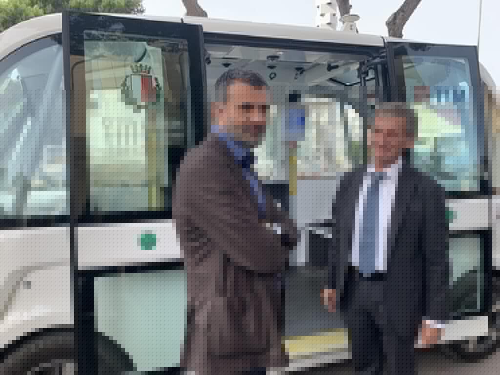 Foto Decaro e Di Sciascio vicino al Mini bus elettrico a Bari