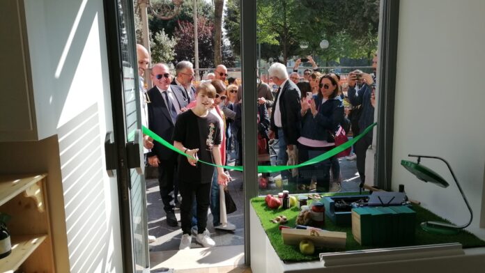 Taglio del nastro della bottega centonove:novantasei