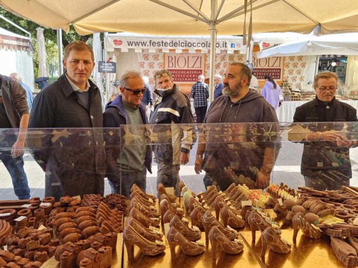 Foto del presidente Leonetti all’inaugurazione della Festa del Cioccolato