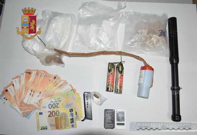 Foto del materiale sequestrato