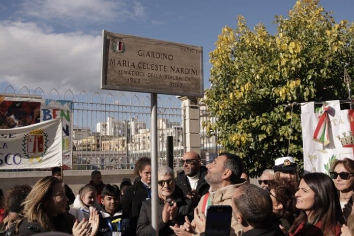 Foto dell'intitolazione del giardino