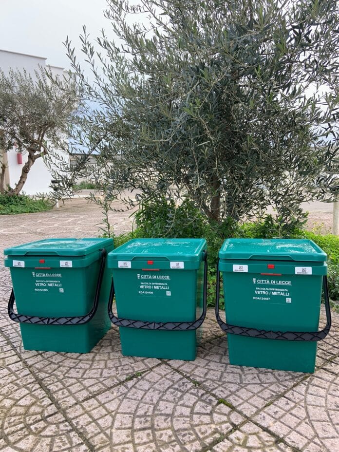 Foto delle pattumelle verdi per vetro e metalli