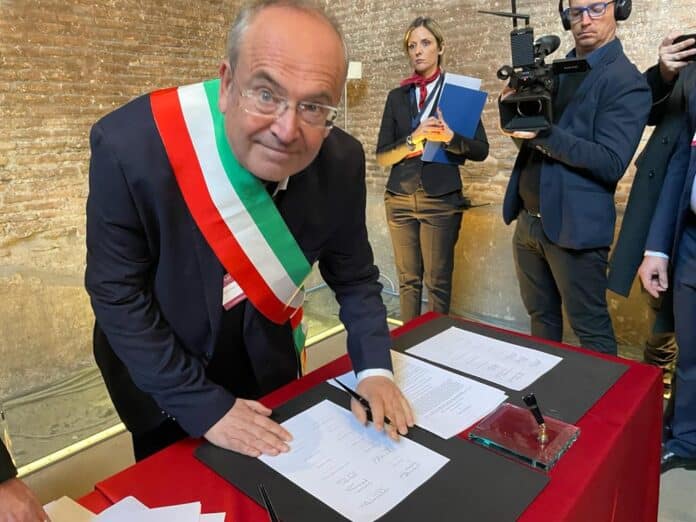 Foto di Riccardo Rossi firma protocollo Via Appia