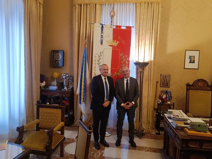 Foto dell’incontro tra l’assessore Galasso e il consigliere per gli Affari economici dell’Ambasciata di Francia in Italia