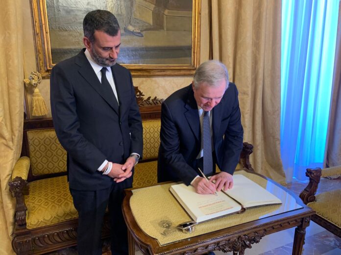 Foto firma del libro d'onore della città