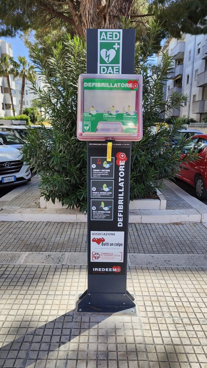Foto del totem defibrillatore
