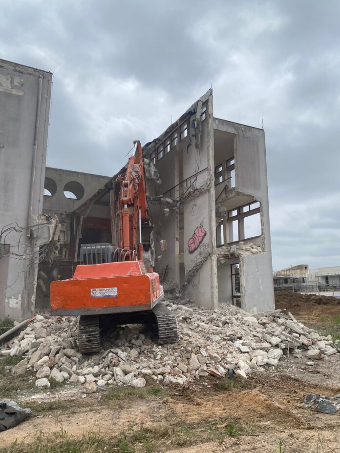 Foto della demolizione gerontocomio