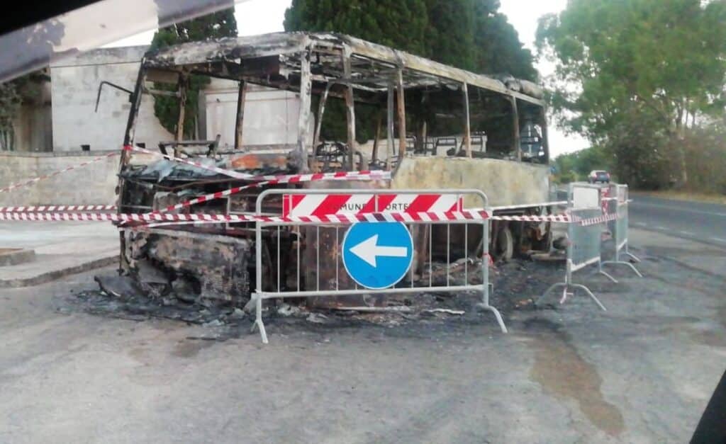 Foto del rottame dell'autobus