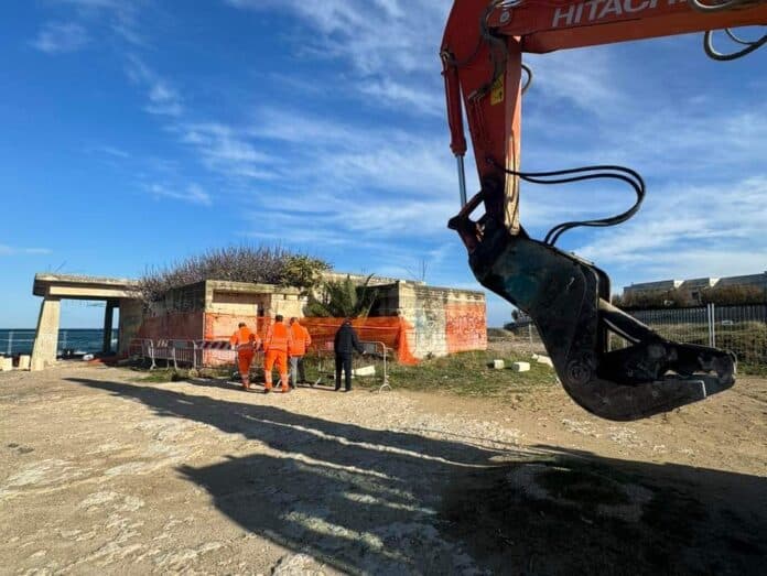 Foto dell'abbattimento del rudere a Camerini spiaggia grande