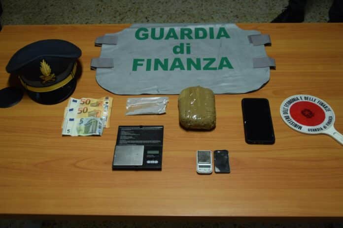 Foto del materiale sequestrato