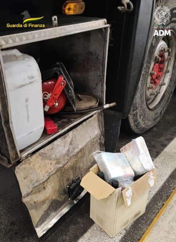 Denaro occultato in camion scoperto in dogana a Bari