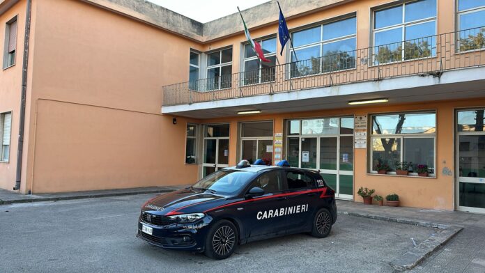 Foto del carabinieri davanti al “Mazzini”