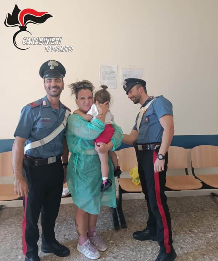Carabinieri con la bimba salvata