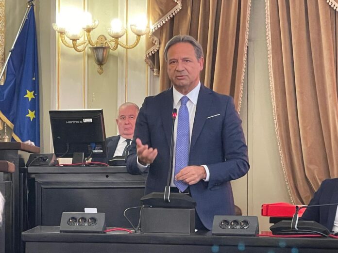 Foto di Paolo Pagliaro in consiglio comunale Lecce su Consorzio bonifica Centro Sud Puglia