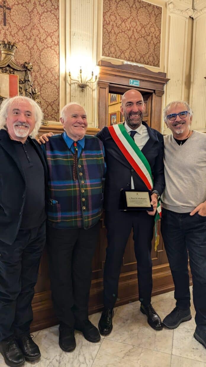 Foto dei riconoscimento dell’amministrazione comunale al maestro Pino di Modugno per i 90 anni