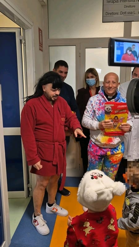 Foto di Mandrake porta sorrisi ai piccoli pazienti di Taranto