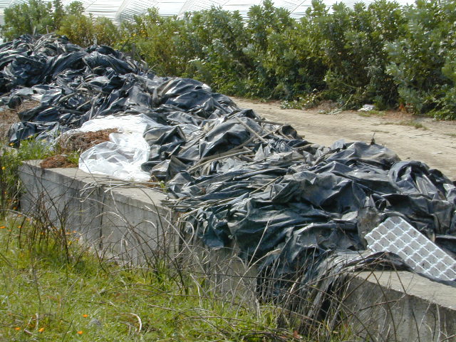 Cumuli abbandonati paccimatura plastica