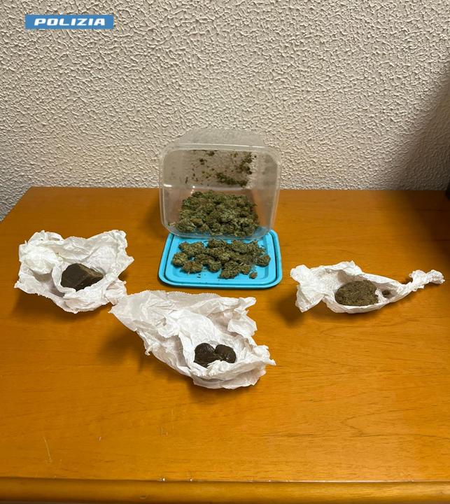 Foto del materiale sequestrato