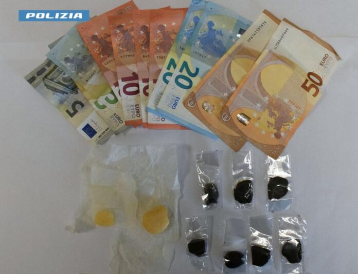 Foto del materiale sequestrato