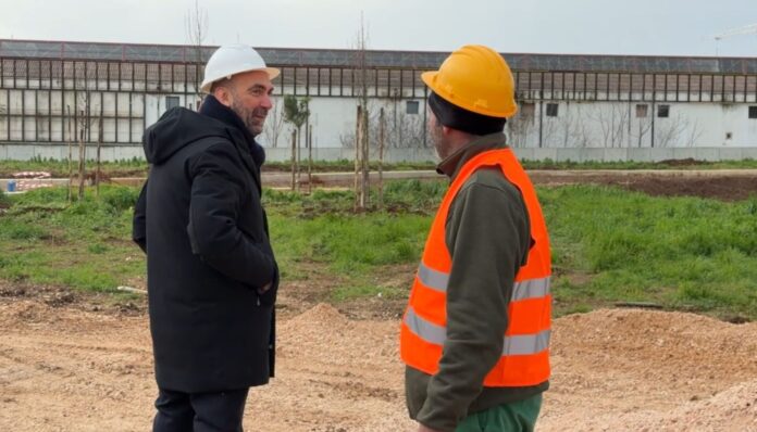 Foto del sopralluogo del sindaco Leccese al parco della Rinascita Bari