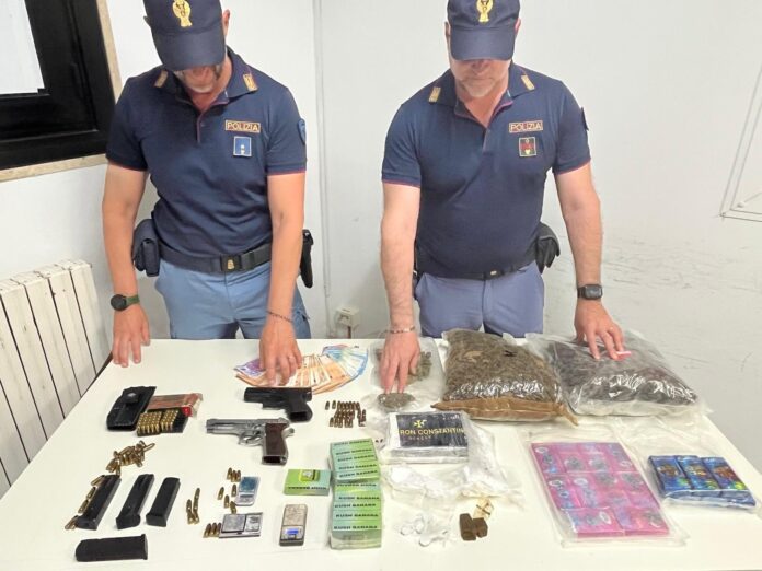 Materiale sequestrato nell'appartamento del 41enne arrestato